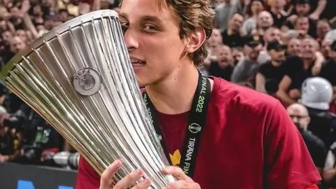 老特拉福德荣耀瞬间：马奎尔社交平台庆终场绝杀